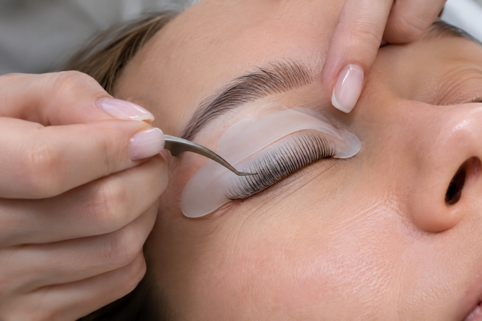 Precise lash shield alignment